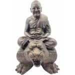 龙婆本  騎虎法銅像 Wat Bangphra龙婆本庙